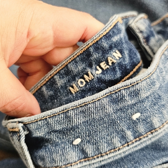 American Eaglr Stretch Curvy Mom Jean - Picture 4 of 7